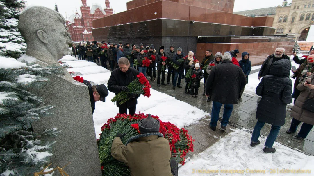 stalins-grave-and-red-flowers-v0-2kt0apxsd3ma1.webp