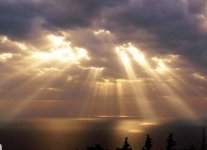 1623574829_34-oir_mobi-p-luchi-solntsa-skvoz-oblaka-priroda-krasivo-36.jpg